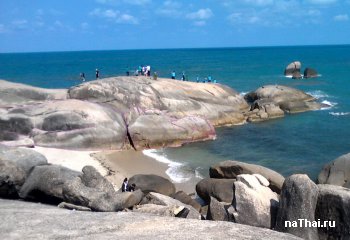 Лежачая спящая обезьяна на Ламае рядом с камнями бабушкой и дедушкой