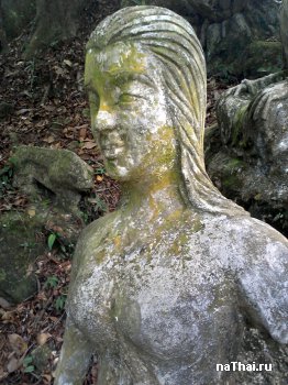 скульптура голой женщины